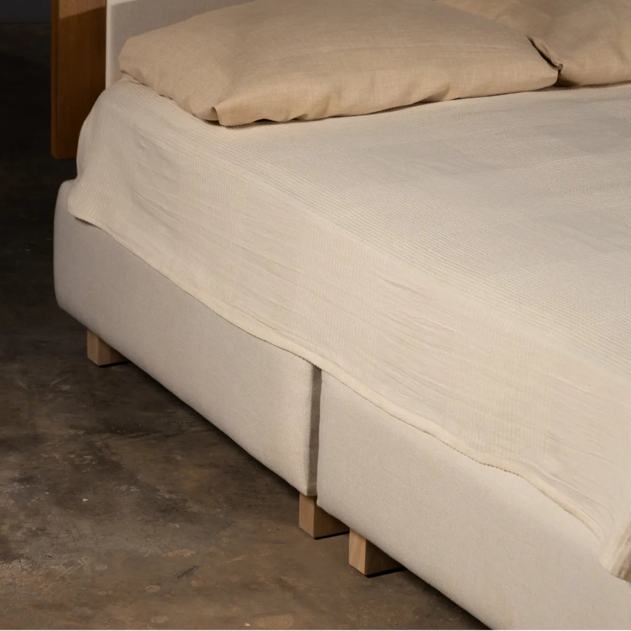 Pergamino | Siqueiros Double Bed Base | BCRSIMA631